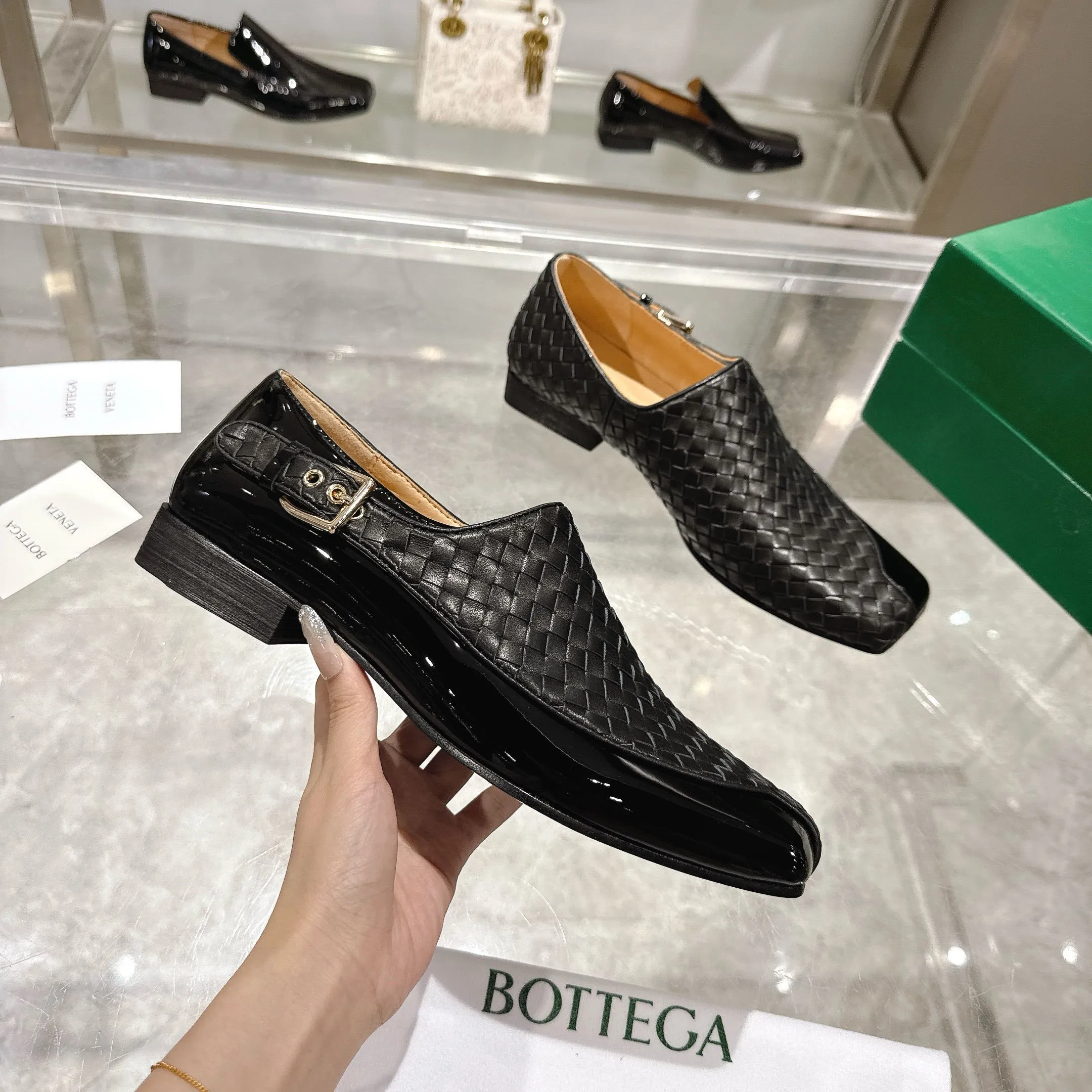 [BV] Top P: 860💰 Couple model, Size: Women 35-39, Men 39--44 (Female 40.41. Men 38. 45, non-refundable) Bottega Veneta 2025 Autumn Counter Synchronous Couple Model Bottega Veneta square-toe low-heeled shoes woven from mixed-breed sheep! Patent leather matching! Low-key luxury and solid color! Leather outsole! [Rose][Rose]! Purely hand-woven and operated, the original board is reproduced one-to-one! quality assurance!